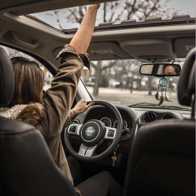 Mujer con actitud triunfante al volante